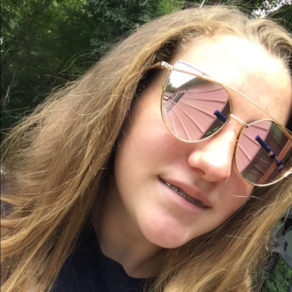 Meet your Posher, Nyla cera